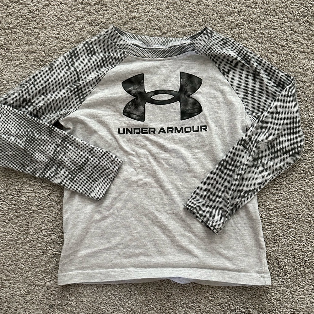 Under Armour Boys Long sleeve Shirt YSM- Gray and Black